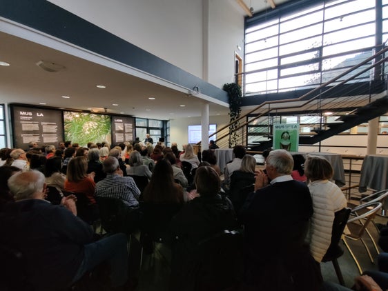 Danter na bela cornisc de publich, tl Museum Ladin de San Martin de Tor, él sté incö la presentaziun dl dizionar online Ladin-Deutsch y Deutsch-Ladin de Giovanni Mischí. (Foto: USP/Intendënza y Cultura ladina)
