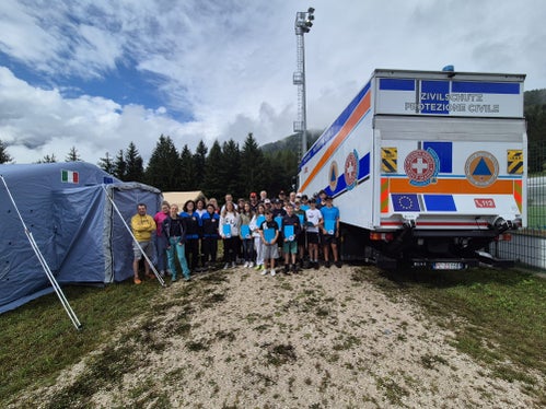 Zivilschutz-Camp in Dietenheim bei Bruneck: Gruppenbild (Foto: LPA/Landeswarnzentrum in der Agentur für Bevölkerungsschutz/Ilaria Folie)