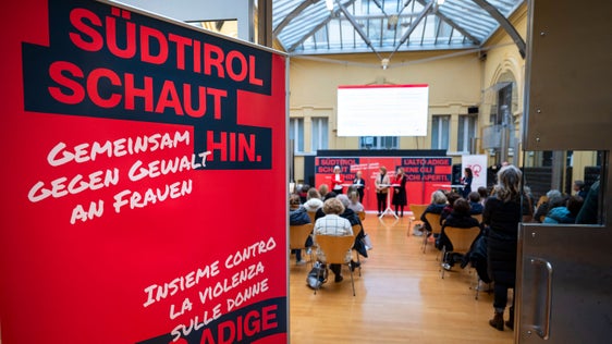 Unter dem Motto "Südtirol schaut hin" läuft bis zum 10. Dezember eine Sensibilisierungskampagne des Landes, das auf unterschiedliche Formen der Gewalt an Frauen hinweist. (Foto: LPA/Fabio Brucculeri)