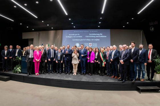 Foto di gruppo con i sindaci, i membri della Giunta provinciale, il ministro Fitto e il presidente Meloni. (Foto: ASP/Ivo Corrà)
