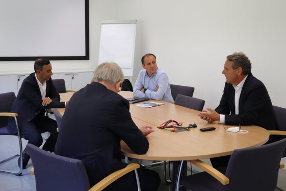 L'assessore Vettorato, il nuovo direttore di Alperia Spa Amort, il suo predecessore Wohlfarter e il direttore di Dipartimento Lampis durante l'incontro tenutosi martedì a Bolzano (Foto: ASP)