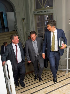 Bernreiter, Zumtobel e Alfreider (da sinistra a destra) nel corso del primo incontro di lavoro congiunto sulla mobilità transfrontaliera a Bolzano (Foto: ASP/Fabio Brucculeri)