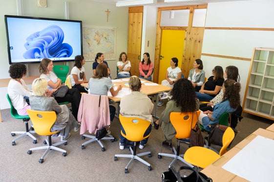 Nei Pro-Action-Cafés, piccoli gruppi di lavoro, sono stati incoraggiati il dialogo, lo scambio di idee e la ricerca di soluzioni concrete. (Foto: USP/Area pedagogica/Bruno Ferdigg)