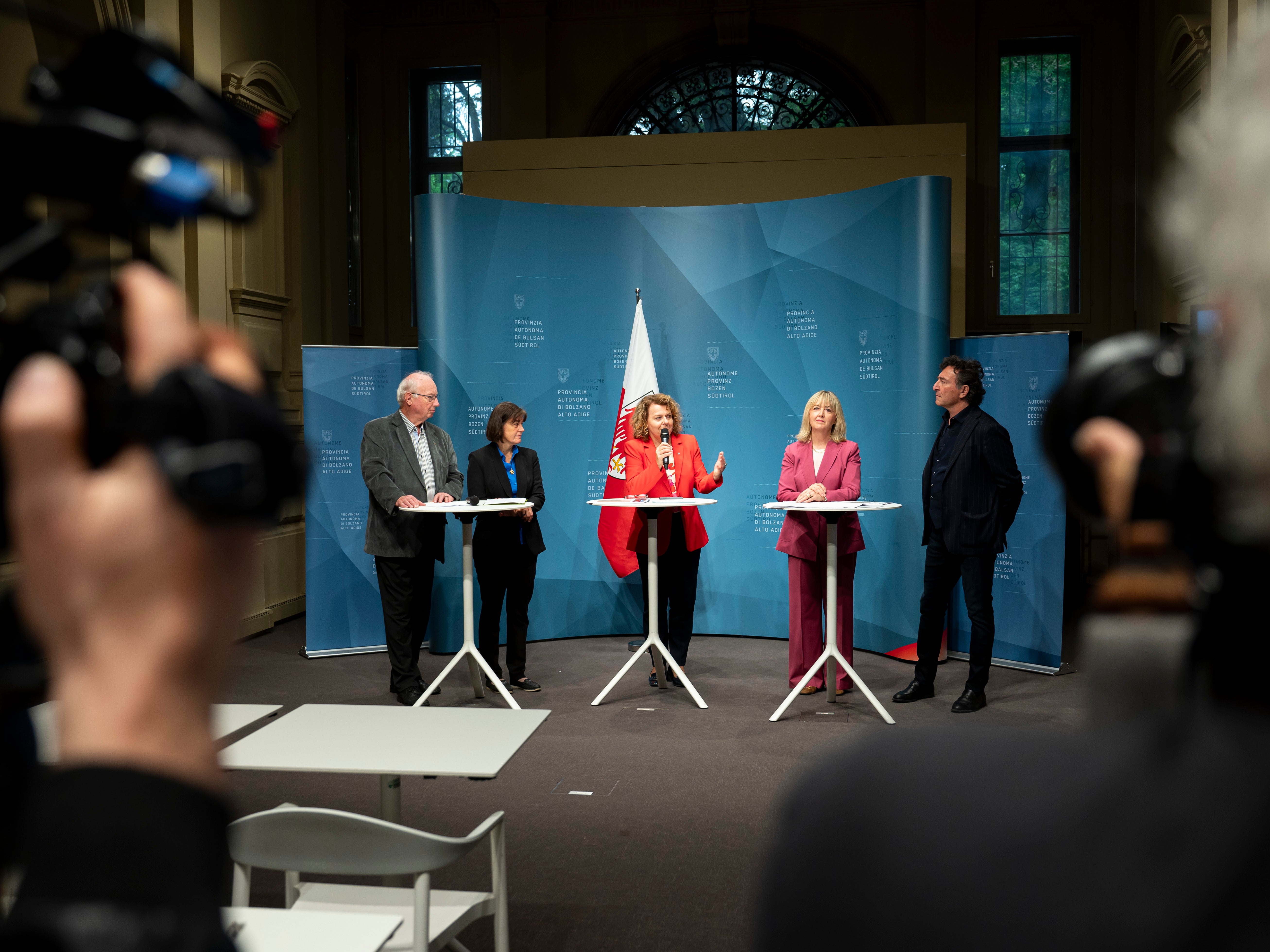 Waren in Uganda vor Ort, um mehrerer Projekte der Entwicklungszusammenarbeit zu besichtigen: (v.l.) Wolfgang Penn und Irene Obexer (Missio, Diözese), Landesrätin Rosmarie Pamer, Caritas-Direktorin Beatrix Mairhofer und der Präsident des Vereins Circle International Umberto Carrescia. (Foto: LPA/Fabio Brucculeri)