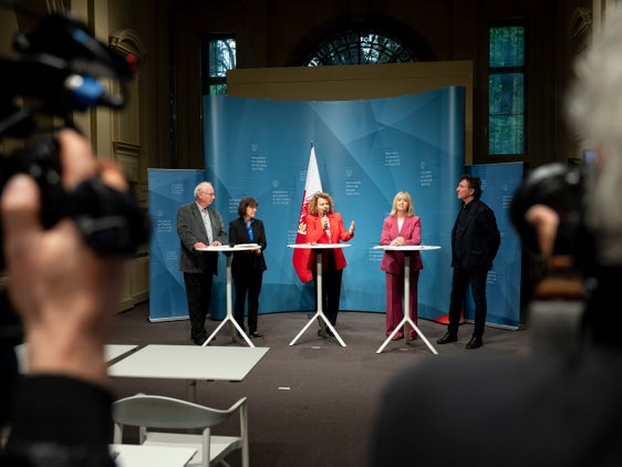 Waren in Uganda vor Ort, um mehrerer Projekte der Entwicklungszusammenarbeit zu besichtigen: (v.l.) Wolfgang Penn und Irene Obexer (Missio, Diözese), Landesrätin Rosmarie Pamer, Caritas-Direktorin Beatrix Mairhofer und der Präsident des Vereins Circle International Umberto Carrescia. (Foto: LPA/Fabio Brucculeri)