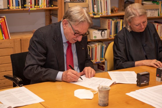 Die Unterzeichnung des Kooperationsabkommens am 10. Juni 2021 mit (v.l.) Giorgio Postal (Präsident Fondazione Museo storico del Trentino) und Dalla Torre. (Foto: LPA)