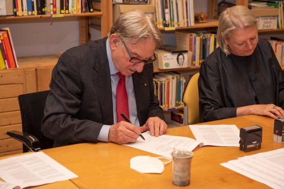 Die Unterzeichnung des Kooperationsabkommens am 10. Juni 2021 mit (v.l.) Giorgio Postal (Präsident Fondazione Museo storico del Trentino) und Dalla Torre. (Foto: LPA)