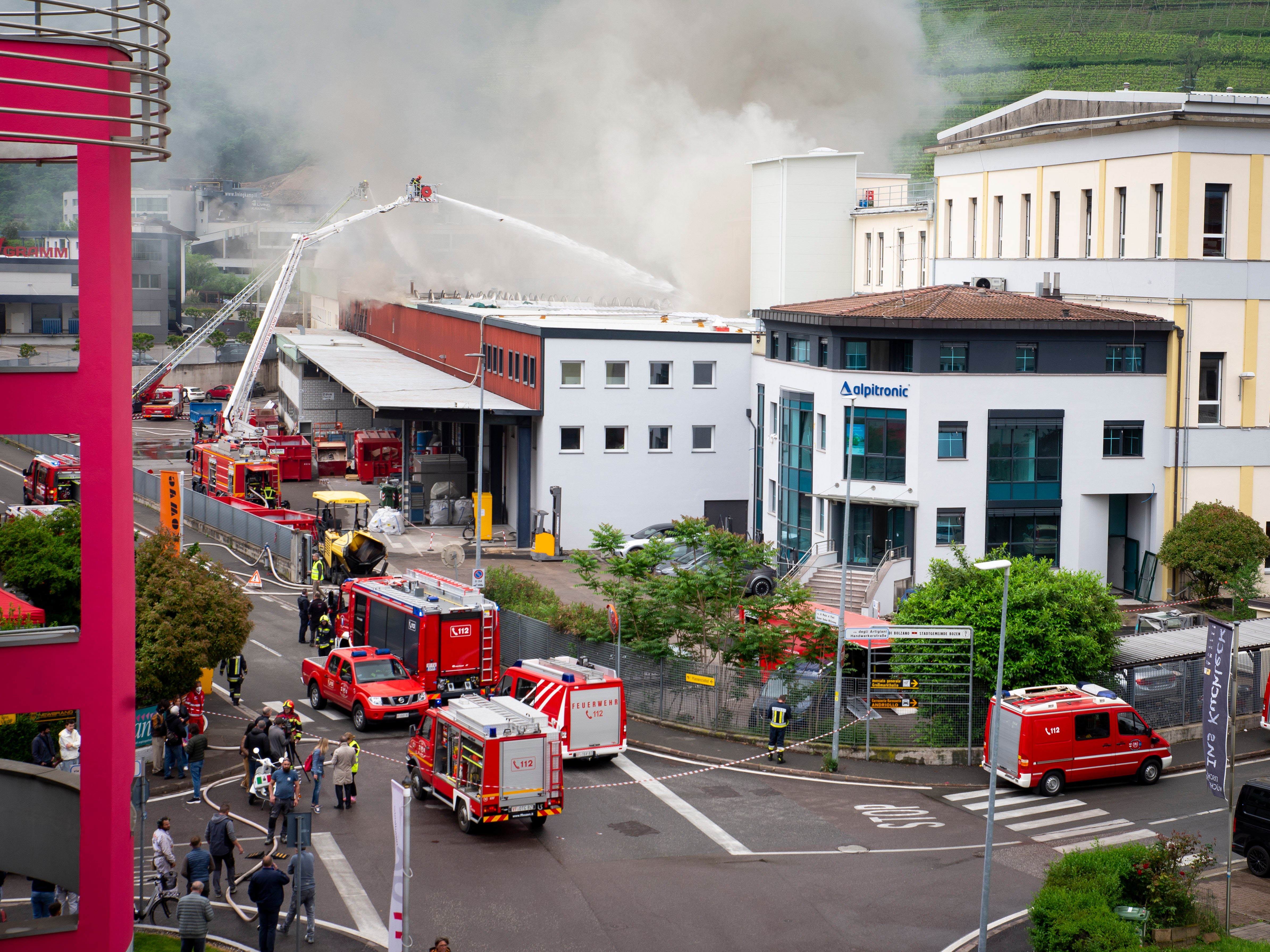 Im Einsatz standen heute bei der Brandbekämpfung circa 100 Feuerwehrleute der Berufsfeuerwehr sowie der Freiwilligen Feuerwehren Bozen-Stadt, Gries, Oberau-Haslach und Kardaun. (Foto: LPA/Fabio Brucculeri)