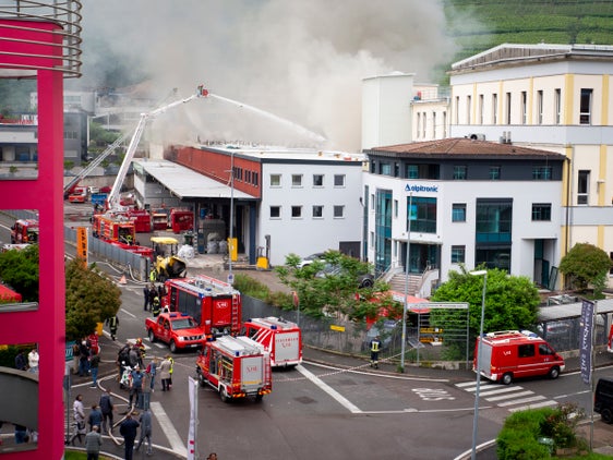 Im Einsatz standen heute bei der Brandbekämpfung circa 100 Feuerwehrleute der Berufsfeuerwehr sowie der Freiwilligen Feuerwehren Bozen-Stadt, Gries, Oberau-Haslach und Kardaun. (Foto: LPA/Fabio Brucculeri)