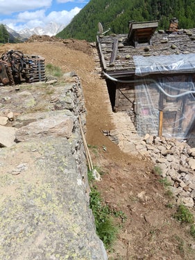 I lavori urgenti volti a proteggere l’edificio sottoposto a tutela storico-artistica nella malga Mitterkaser. (Foto: USP/Ufficio Sistemazione bacini montani ovest presso l’Agenzia per la Protezione civile)