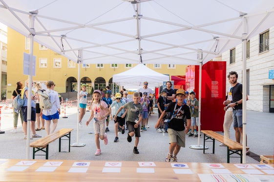 Beim Mobilitätsfest im Rahmen der Preisverleihung im Palais Widmann: Spiele wie Fahndl-Stehlen mit Verkehrsschildern. (Foto: LPA/STA/Ivan Brentegani)