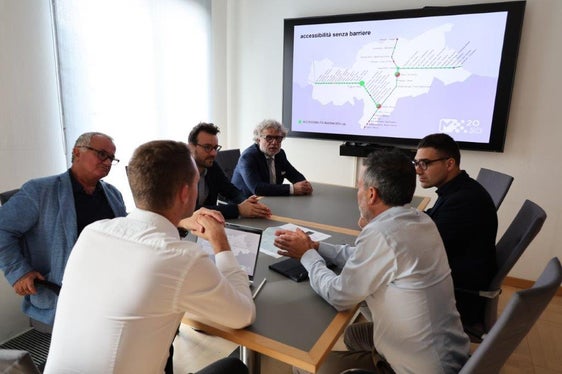 Nella foto, da destra, Christian Romano (Osservatorio provinciale sui diritti delle persone con disabilità), Joachim Dejaco (direttore generale di STA) Alexander Alber (Ufficio Infrastrutture e mobilità sostenibile), Diego Capoano (Direzione Operativa Stazioni di RFI, dirigente dell'Area Operativa Nord Est), Marian Demian (Direzione Operativa Stazioni di RFI, station manager di Verona) e Carlo Alberto Librera (responsabile della Consulta Persone con disabilità del Comune di Bolzano). (Foto: USP/Dipartimento Infrastrutture e Mobilità)