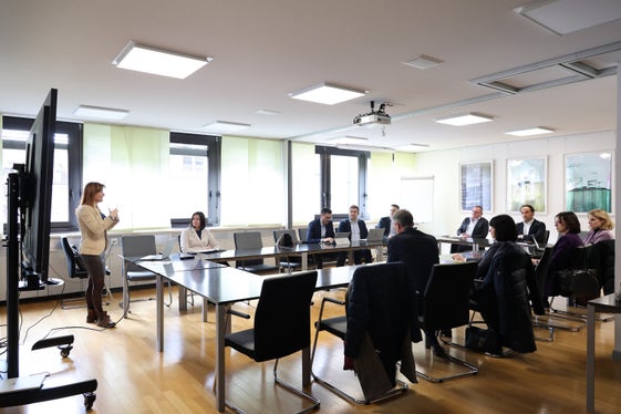 Am Treffen mit Landesrat Philipp Achammer nahmen Vertreterinnen und Vertreter der deutschen Bildungsdirektion und mehrerer Wirtschaftsverbände teil. (Foto: LPA/Clara Masiero)