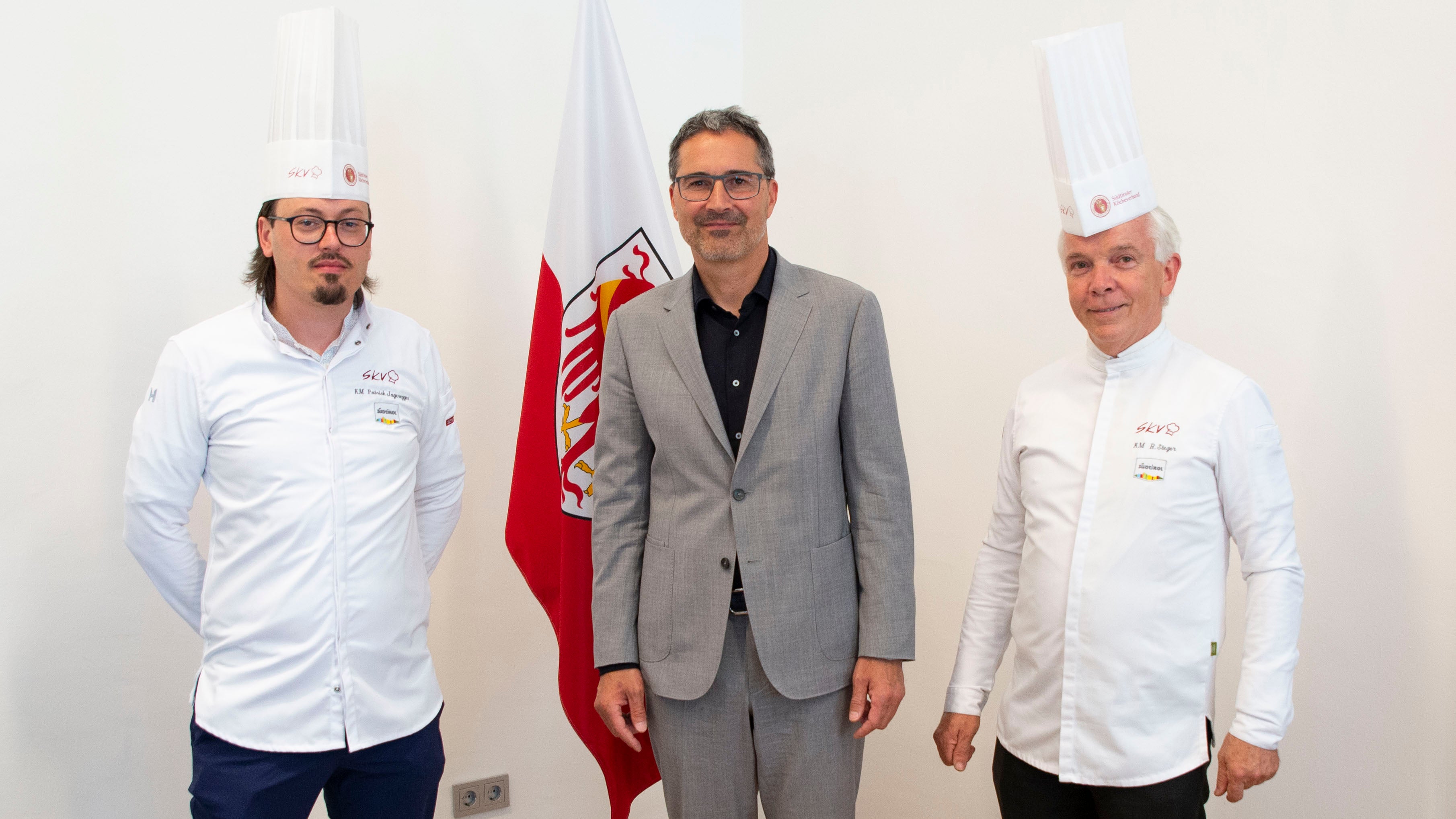 Da sinistra il nuovo presidente dell'Associazione chef dell'Alto Adige Patrick Jageregger, il presidente della Giunta provinciale Arno Kompatscher e il presidente uscente Reinhard Steger (Foto: ASP/Fabio Brucculeri) 