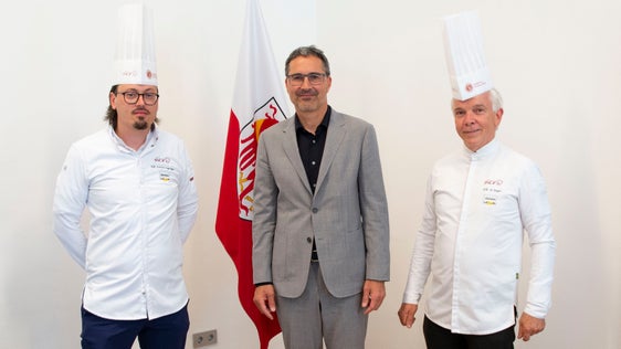 Da sinistra il nuovo presidente dell'Associazione chef dell'Alto Adige Patrick Jageregger, il presidente della Giunta provinciale Arno Kompatscher e il presidente uscente Reinhard Steger (Foto: ASP/Fabio Brucculeri) 