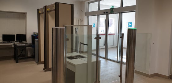 Ecco come si presenta l'area di accesso al Tribunale di Bolzano appena ristrutturata (Foto: ASP) 
