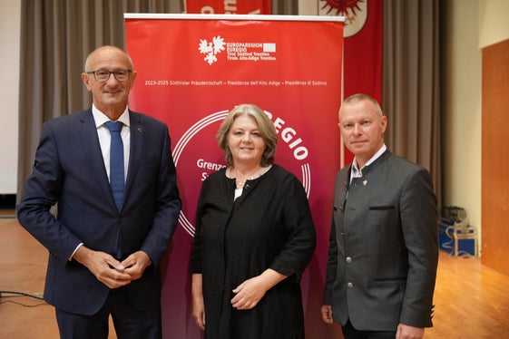 Giornata dei Musei dell'Euregio: (da sinistra) il capitano del Tirolo Anton Mattle, la relatrice principale Ulrike Vitovec e il segretario generale dell'Euregio Christoph von Ach (Foto: Euregio/Armin Gluderer)
