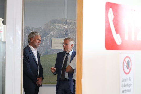 Mittsommerfeiertagsbesuch: Regierungskommissär Vito Cusumano mit Landesrat Arnold Schuler (l.) in der Landesnotrufzentrale (Foto: LPA/Maja Clara)