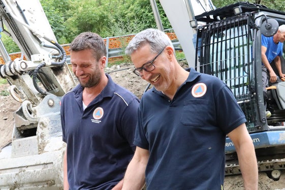 Lob für Einsatz und Arbeit von Bevölkerungsschutzlandesrat und Landeshauptmann Arno Kompatscher (rechts) an Vorarbeiter Martin Riml bei der Baustelle am Terentner Bach in Terenten. (Foto: LPA/Maja Clara)