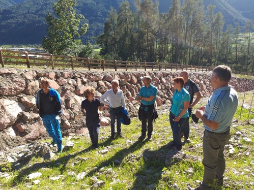 Besichtigung der Baustelle Trenserbach (v.li.): Agenturdirektor Unterweger, Projektant und Bauleiter Pichler, Landesrat Schuler, stv. Amtsdirektor Walder, Bürgermeisterin Überegger, dahinter Vorarbeiter Langgartner, Gemeindereferent Reichsigl (Foto: Agentur für Bevölkerungsschutz/Maja Clara)