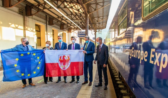 Il Connecting Europe Express mostra il potere unificante della ferrovia. Scambio di bandiere alla partenza da Bolzano: (da sinistra) Pat Cox, l'amministratrice delegata di RFI Vera Fiorani, il presidente Kompatscher, l'assessore Alfreider e i rappresentanti dell'UE Herald Ruijters e Kristian Schmidt. (Foto: ASP/ Peter Daldos) 