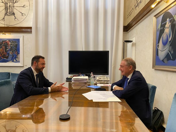 Il ministro delle Imprese e del Made in Italy Adolfo Urso (nella foto a destra) e il vicepresidente della Provincia autonoma di Bolzano Marco Galateo a colloquio a margine della conferenza sul rafforzamento del sistema di gestione delle crisi aziendali tenutasi oggi (20 novembre) a Roma. (Foto: USP)

