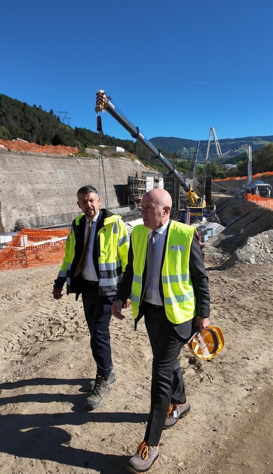 Infrastrukturen- und Mobilitätslandesrat Daniel Alfreider und der Geschäftsführer von RFI – Rete Ferroviaria Italiana, Aldo Isi, bei einer Baustellenbesichtigung im Riggertal im September 2025. (Foto: LPA/Ingo Dejaco)
