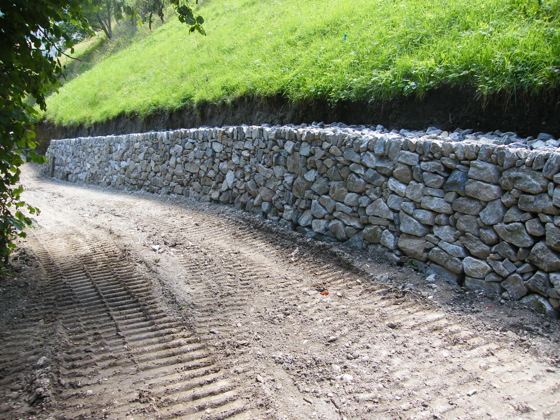 Trockenmauern schützen vor Erosion, bieten Tieren und Pflanzen Lebensraum, dämmen Wasserläufe ein und begrenzen Wege. Im Rahmen des Projekts Wiederinstandsetzung von Trockenmauern auf öffentlichen Flächen im Nationalpark Stilfserjoch wurde diese Trockenmauer in der Gemeinde Stilfs wieder hergerichtet. Als nächstes kommt eine Trockenmauer in der Laaser Fraktion Tschengls an die Reihe. (Foto: LPA/Hermann Tumler)
