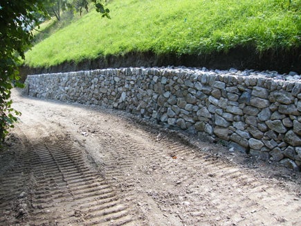 Trockenmauern schützen vor Erosion, bieten Tieren und Pflanzen Lebensraum, dämmen Wasserläufe ein und begrenzen Wege. Im Rahmen des Projekts Wiederinstandsetzung von Trockenmauern auf öffentlichen Flächen im Nationalpark Stilfserjoch wurde diese Trockenmauer in der Gemeinde Stilfs wieder hergerichtet. Als nächstes kommt eine Trockenmauer in der Laaser Fraktion Tschengls an die Reihe. (Foto: LPA/Hermann Tumler)