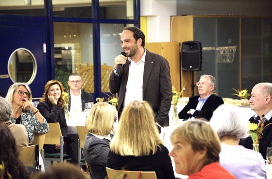 L’assessore provinciale Philipp Achammer alla cerimonia a Bressanone: "Ogni giovane merita di essere considerato per quello che è – con i propri punti di forza e anche nei momenti in cui non tutto va per il verso giusto. Gli insegnanti che salutiamo in occasione di queste celebrazioni hanno accompagnato i giovani per molti anni con questo atteggiamento. In ciò risiede una responsabilità particolare. Per questo meritano tutto il nostro rispetto.” (Foto: USP/Direzione Istruzione tedesca/Stefanie Ausserer)