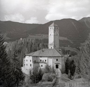 Die Burg Welsperg im Hochpustertal - im Bild eine Ansicht aus dem Jahr 1955 - war der Stammsitz der Adelsfamilie Welsperg. (Foto: Landesdenkmalamt) 