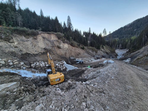 Lavori in corso sul rio Stolla, nel Comune di Braies, per migliorare la sicurezza nella zona. (Foto: USP/Ufficio sistemazione bacini montani est/Michael Baumgartner)