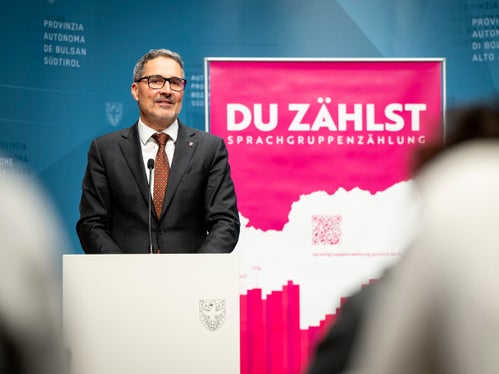 Das stabile Ergebnis sei ein Beleg dafür, dass das Autonomiesystem funktioniere, hielt Landeshauptmann Kompatscher bei der Vorstellung der Ergebnisse der Sprachgruppenzählung 2024 fest. (Foto: LPA/Fabio Brucculeri)