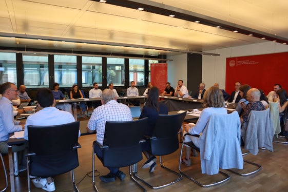 Del gruppo di lavoro fanno parte rappresentanti di IDM, del Dipartimento Agricoltura e dei settori del vino, del latte, delle mele e dello speck. (Foto: ASP/Noemi Prinoth)