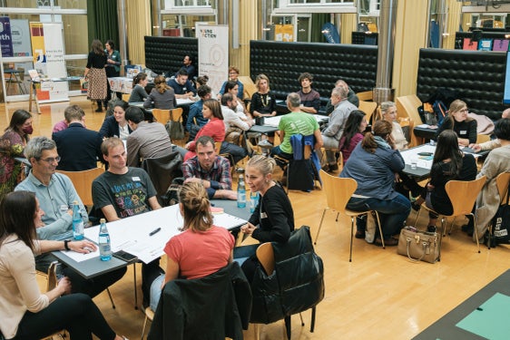 Fachinputs, einen Vernetzungsmarkt und anregende Gespräche gab es bei dem vom Landesamt für Jugendarbeit organisierten Gemeindejugendreferententreffen mit den Vertretenden der Offenen Jugendarbeit. (Foto: LPA/Philip Unterholzner)