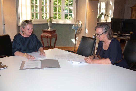 Landeskonservatorin Karin Dalla Torre und Kuratorin Caroline von Hohenbühel bei der Unterzeichnung der Vereinbarung (Foto: Südtiroler Landesarchiv/Jasmeen Farina)