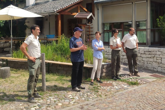 Die Ausbildner und Organisatoren freuen sich über neue junge Freunde der Natur: (v.l.) Ausbildner Ivan Plasinger, AVS-Präsident Georg Simeoni, Virna Bussadori (Abteilungsdirektorin), Helga Seeber (Bereich Natur- und Umweltbildung), Ausbildner Matteo Rubatscher. (Foto: LPA/Landesamt für Natur)