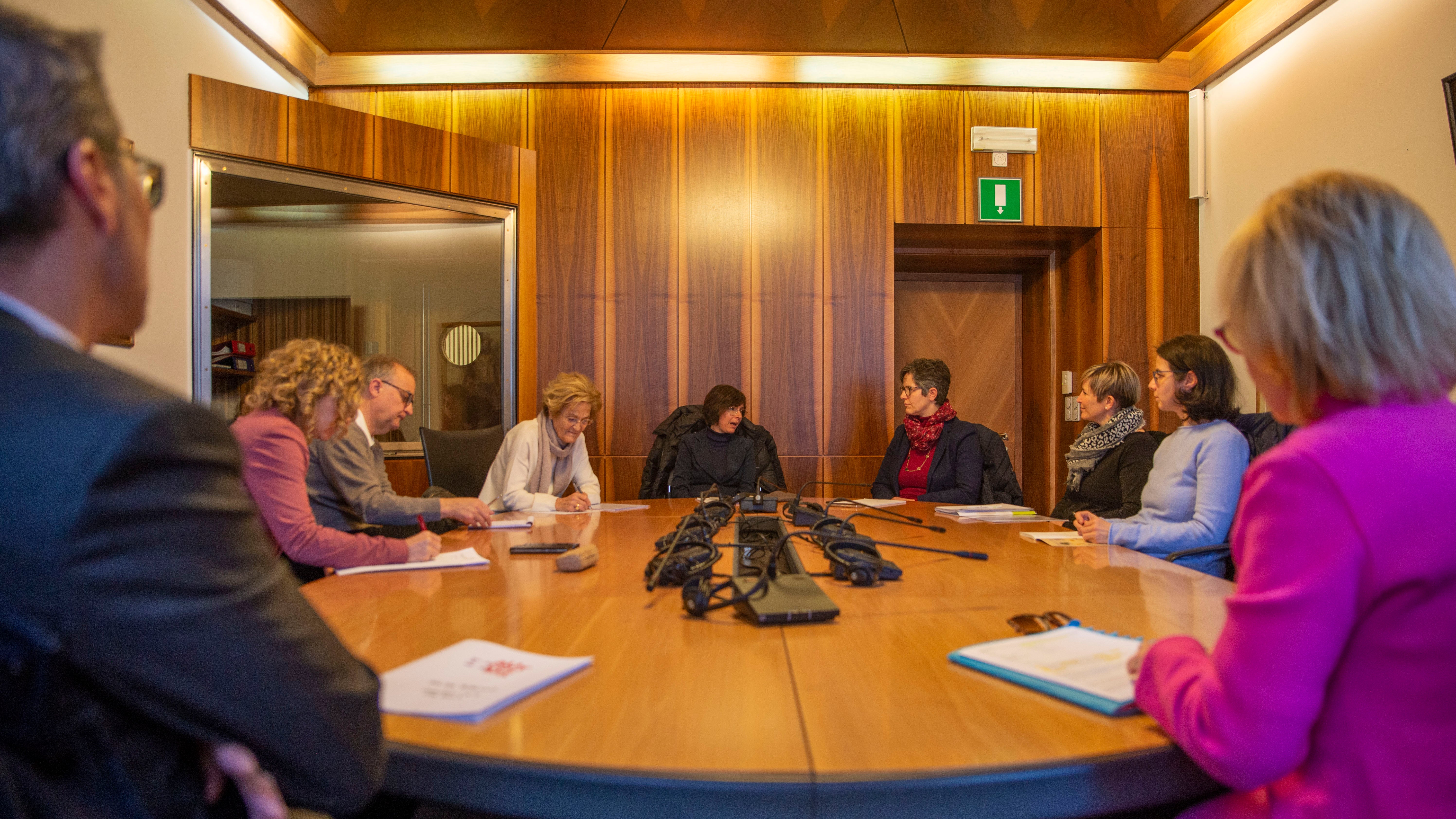 Un gruppo di lavoro sta preparando delle proposte su come l'Alto Adige possa sostenere e accompagnare meglio le vittime di abusi sessuali in futuro. La prima riunione si è svolta oggi (Foto: ASP/Fabio Brucculeri)
