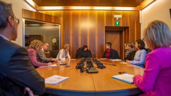Un gruppo di lavoro sta preparando delle proposte su come l'Alto Adige possa sostenere e accompagnare meglio le vittime di abusi sessuali in futuro. La prima riunione si è svolta oggi (Foto: ASP/Fabio Brucculeri)