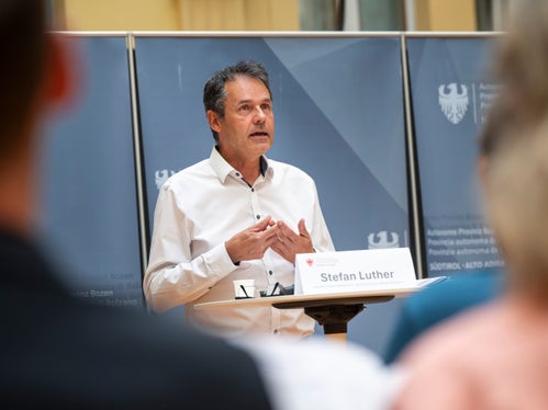 Eine detaillierte Analyse hat die Arbeitsmarktbeobachtung in Bezug auf die Beschäftigungswirkung der Einkaufszentren vorgenommen. Dabei hat sich etwa gezeigt, dass die Eröffnung der Einkaufszentren in Bozen keine negativen Auswirkungen auf Beschäftigung im Handel in der Gemeinde hatte; rechnet man in Meran und Algund hingegen die beiden Einkaufszentren raus, dann sinkt die Beschäftigung im Handel, erklärte Stefan Luther, Direktor der Abteilung Arbeitsmarktservice. (Foto: LPA/Fabio Brucculeri)