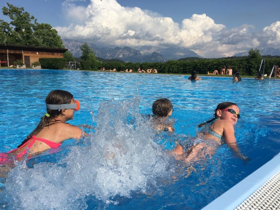 L'EuregioFamilyPass Alto Adige offre sconti alle famiglie con figli minorenni anche in diverse piscine altoatesine. (Foto: ASP/Giovanna Boninsegna)