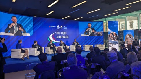 L vizepresidënt dla Jonta provinziela de Bulsan Daniel Alfreider (l prim da man drëta danter chëi che à fat si ntervënt sun palch) à sotrissà che de gra ai Juesc Olimpics “ie pruiec che univa bele dan 20 ani damandei dala zitadinanza deventei realtà, cun resultac che resterà per i zitadins nce do la Olimpiades.” Sun l palch iel da udëi, dlongia Alfreider, l presidënt dla Region Lombardia Attilio Fontana, l presidënt dla Provinzia autonóma de Trënt Maurizio Fugatti y l presidënt dla Region Venet Alberto Stefani. (Foto: USP/Departimënt Nfrastrutures y Mubltà).