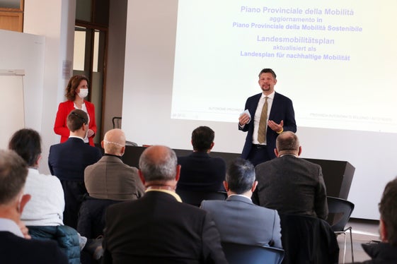 Der Südtirolplan für saubere, smarte und bequeme Mobilität wird gemeinsam geschrieben, unterstrich Alfreider beim Treffen mit den Interessensvertretern, Fachleuten, Umweltverbänden, Sozialpartnern und Lokalverwaltern. (Foto: LPA/Ingo Dejaco) 