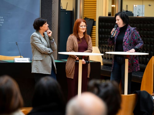 Stadträtin Bettina Kerer, Coccinella-Geschäftsführerin Petra Bisaglia und die Direktorin der sozialen, kulturellen und schulischen Dienste der Gemeinde Brixen, Alessandra Scorrano (im Bild v.l.n.r.), berichteten von ihren Erfahrungen mit der Mitgestaltung bei der Vergabe des Kita-Dienstes in Brixen. (Foto: LPA/Fabio Brucculeri) 