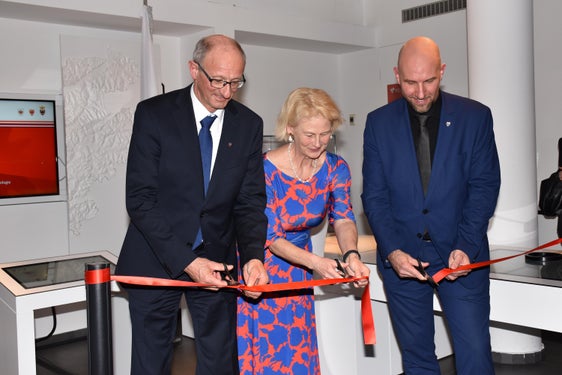 Hoben die historische Bedeutung des Bergbaus in den Euregio-Ländern hervor: Beim Banddurchschneiden (v. l.) Tirols Landeshauptmann Anton Mattle, Rektorin Veronika Sexl und Georg Neuhauser (beide Universität Innsbruck). (Foto: Land Tirol/Dorfmann)