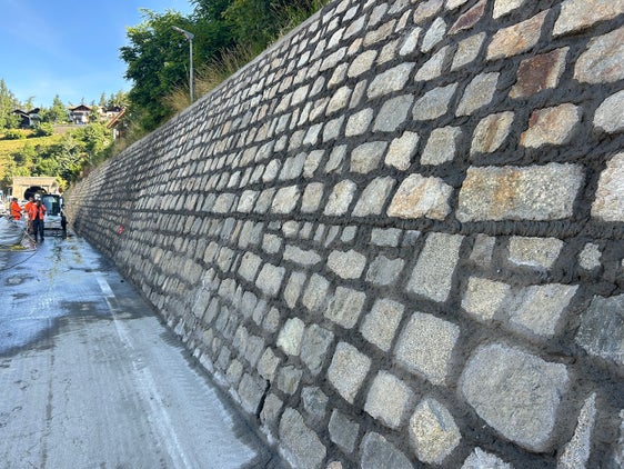 Gleich an mehreren Straßen wurden im Auftrag des Straßendiensts Vinschgau die Steinmauern verbessert. Loses Material wurde abgetragen und die Fugen wurden wieder aufgefüllt, damit die Mauern stabil bleiben. (Foto: LPA/Straßendienst Vinschgau)