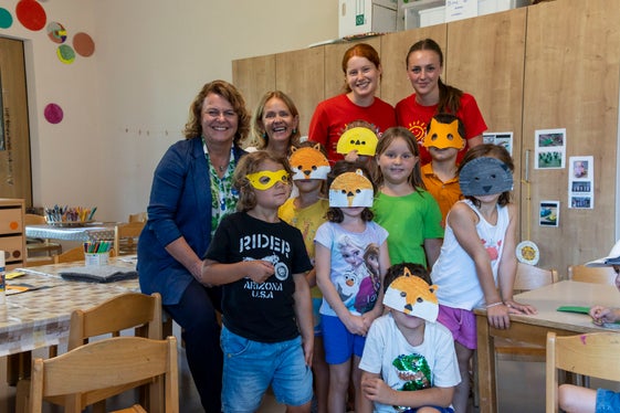 Spaß und Kreativität stehen bei der Sommerbetreuung ganz oben auf der Liste: Im Bild die Kinder und zwei Betreuerinnen der Sommerbetreuung in Nals mit Landesrätin Pamer und Vizebürgermeisterin Angelika Ebner Kollmann. (Foto: LPA/Hannes Wisthaler)