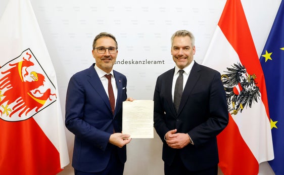 Il presidente Kompatscher (sx) tiene in mano l'originale dell'accordo De Gasperi-Gruber (Accordo di Parigi) accanto al cancelliere della Repubblica d'Austria Karl Nehammer (dx). (Foto: Dragan Tatic)