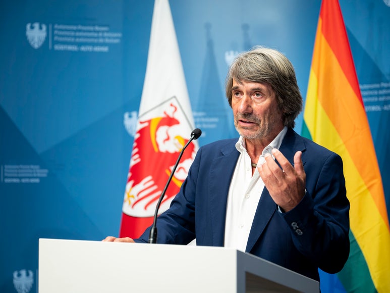 Über gleich drei wichtige Strukturen, also fünf wohnortnahe Einsatzzentralen, zehn Gemeinschaftshäuser und drei Gemeinschaftskrankenhäuser, wird die Gesundheitsversorgung in Südtirol gestärkt und näher zu den Menschen gebracht, erklärt Gesundheitslandesrat Hubert Messner. (Foto: LPA/Fabio Brucculeri)