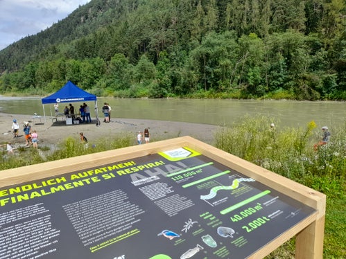 Auf Thementafeln wird den Besucherinnen und Besuchern das Projekt Ilsterner Au erklärt. (Foto: LPA/Maja Clara)